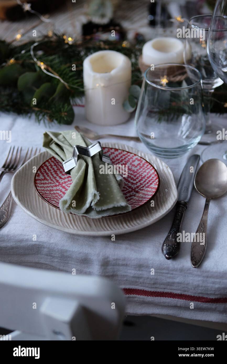 Elegant holiday place setting event planner tablescape Stock Photo