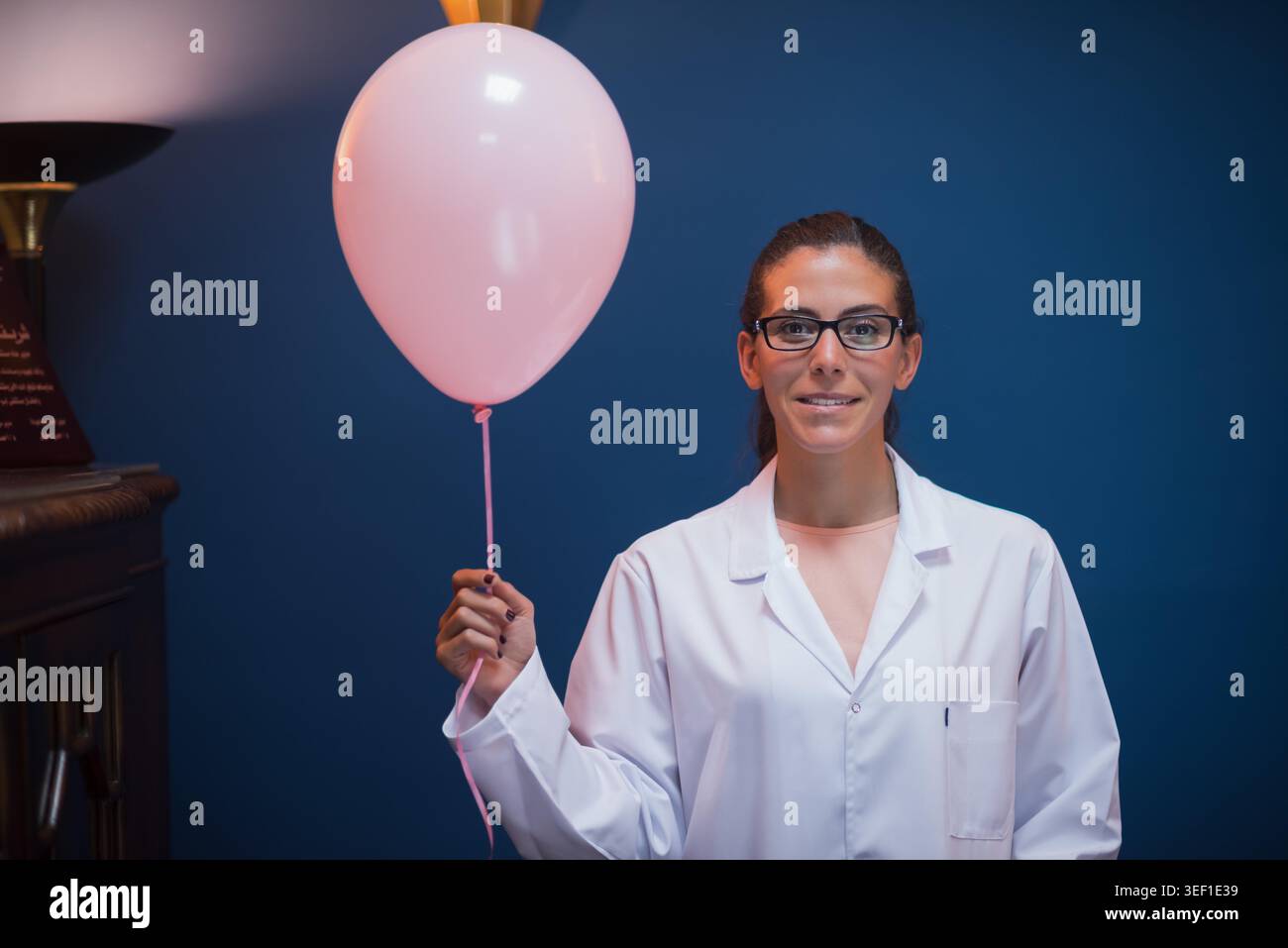 Woman wearing lab coat holds hi-res stock photography and images - Alamy
