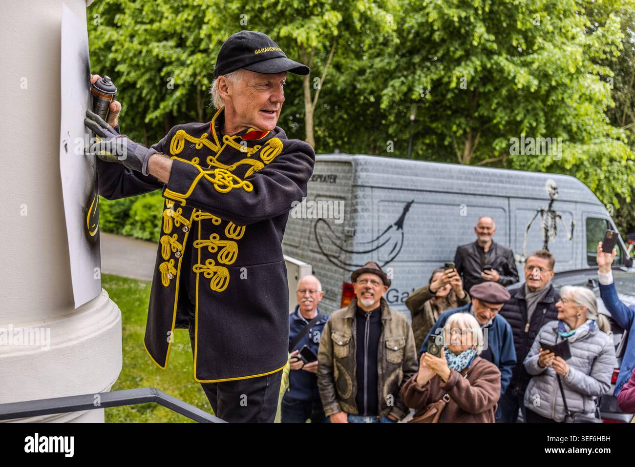 Thomas Baumgärtel interacting with the audience. Today, the spray-painted banana is regarded as a mark of distinction; affixing it to the walls of art venues has become an event in itself. Grevenbroich, Nordrhein-Westfalen, Deutschland Stock Photo