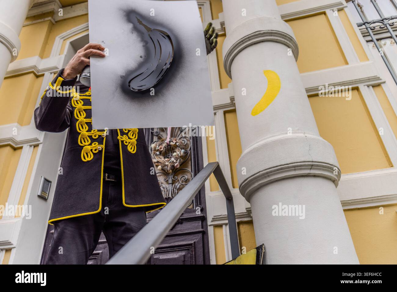 Step two of the spray-painting process. After applying the yellow primer, Thomas Baumgärtel applies the black outlines to the spray can. Grevenbroich, Nordrhein-Westfalen, Germany Stock Photo