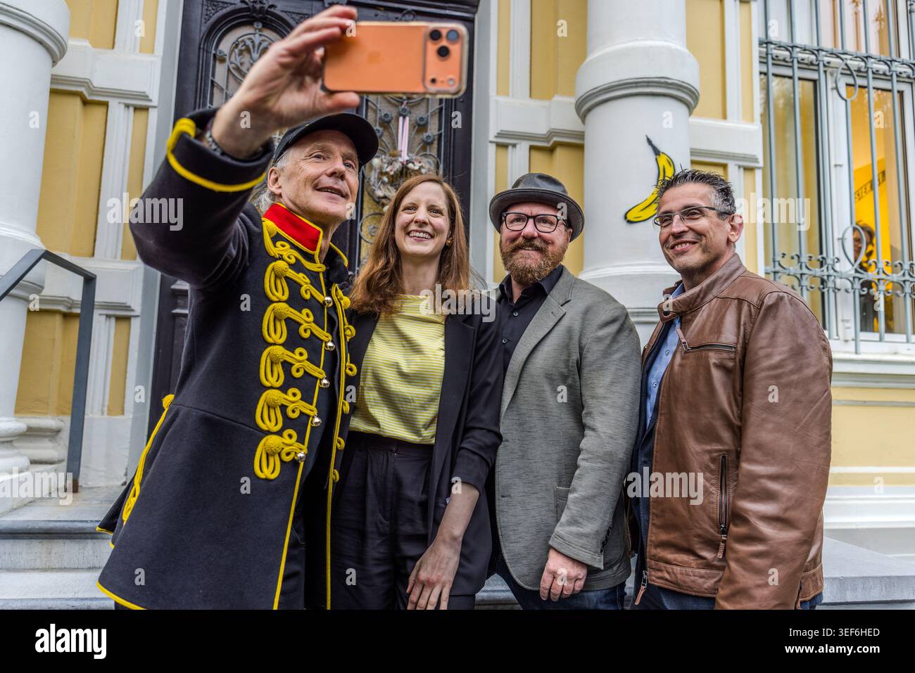 Thomas Baumgärtel takes a selfie with Grevenbroich’s cultural team: from left to right, Thomas Baumgärtel, Eva Struckmeier (Museum Director), Stefan Pelzer-Florack (Head of the Cultural Office) and Steffen Büttgenbach. Grevenbroich, Nordrhein-Westfalen, Deutschland Stock Photo