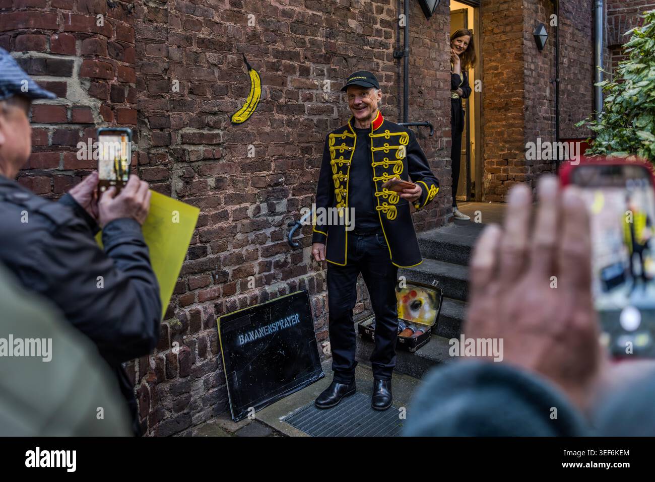 During the graffiti event, Thomas Baumgärtel talks about his life as a ‘banana graffiti artist’. In 1986, Baumgärtel marked an art venue with the spray-painted banana for the first time – at night, illegally, using a stencil and a spray can. His rise to fame was far from smooth sailing. He was inundated with reports of criminal damage. Grevenbroich, Nordrhein-Westfalen, Deutschland Stock Photo