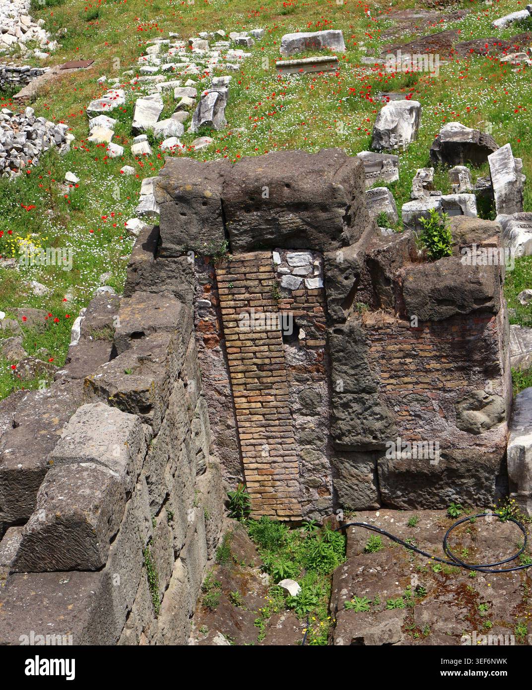 Ancient ruins surrounded nature hi-res stock photography and images - Alamy