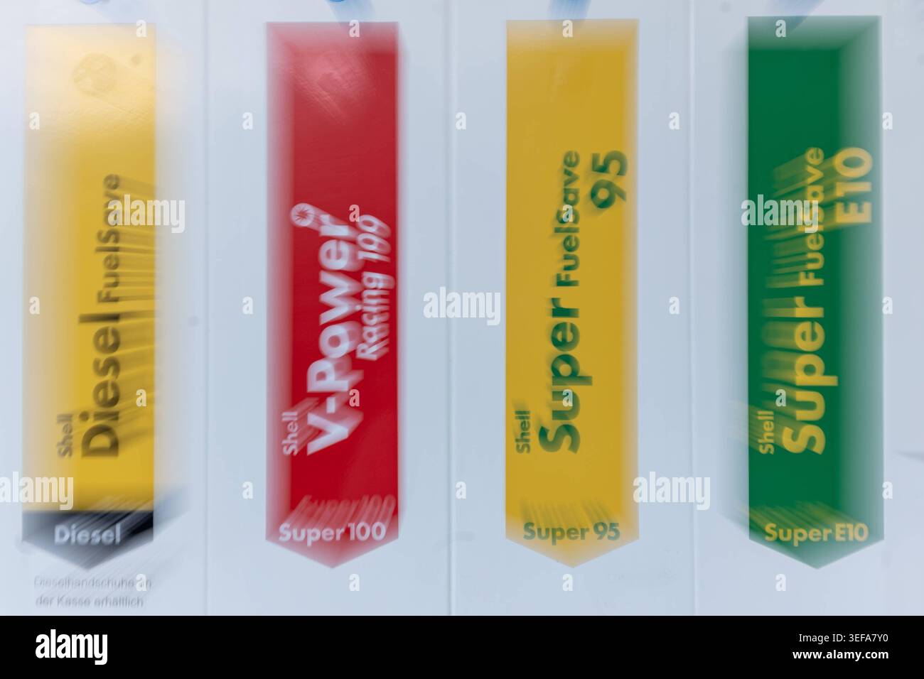 V Power Racing 100 Color Abstrakte Kraftstoffsymbole an Shell-Tankstelle 13.05.26, Bad Camberg ...