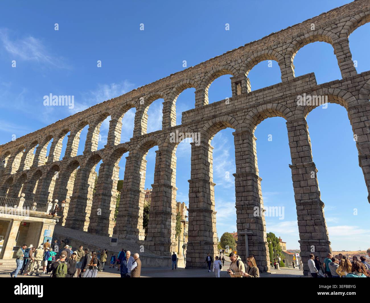 Visitoros Visitors crowd ancient stone hi-res stock photography and images - Alamy