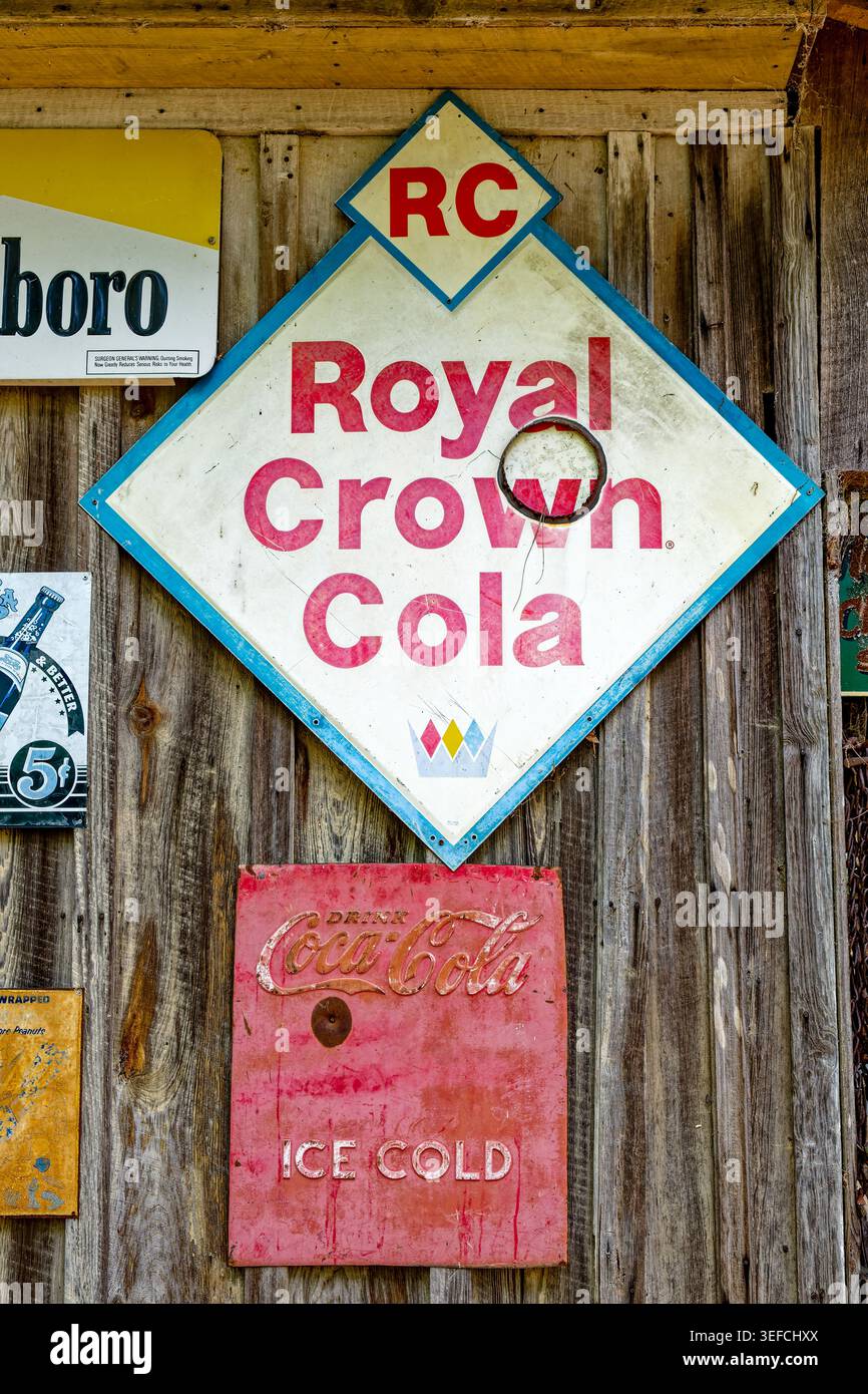 USA 1950's ヴィンテージ　　 CROWN COLA 看板 Royal crown cola hi-res stock photography and images - Alamy