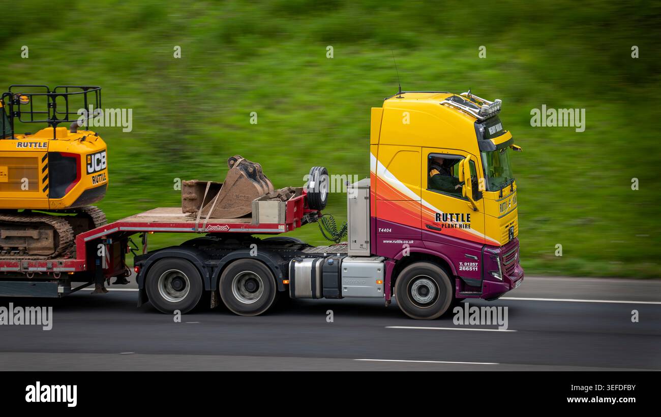 Pull Low Load Ruttle plant hire Volvo FH Globetrotter pulling a Low loader trailer ...