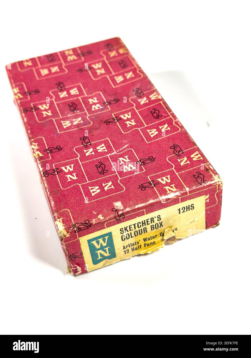 Vintage Winsor & Newton Sketcher's Colour Box for artists featuring 12 half pans of watercolours in a red cardboard container Stock Photo