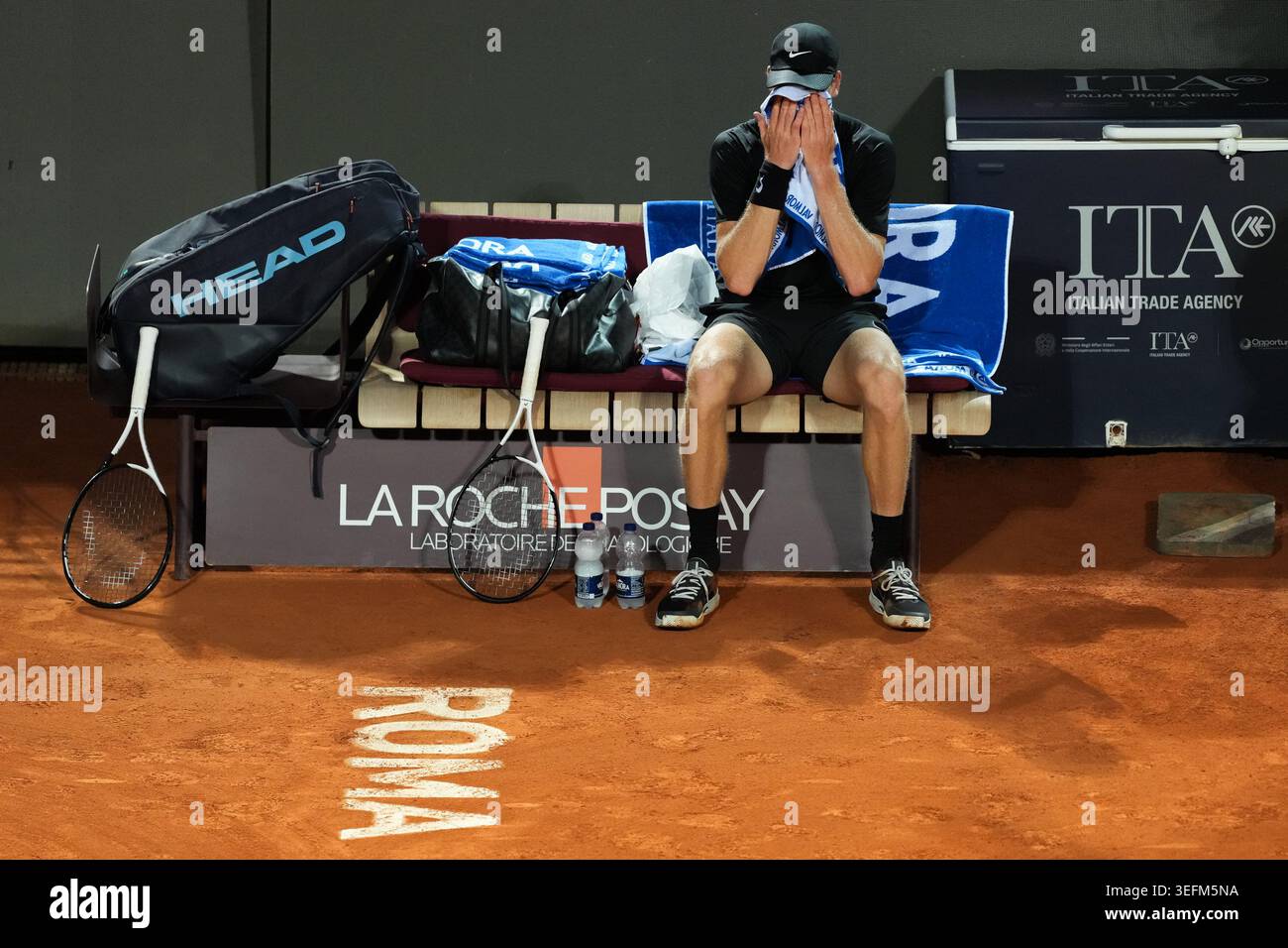 Rome, Italy. 15th May, 2026. Jannik Sinner of Italy rests during the semifinal match against Daniil Medvedev of Russia at the Internazionali BNL d'Italia 2026 tennis tournament at Foro Italico in Rome (Italy) on May, 15, 2026. Credit: Insidefoto/Alamy Live News Stock Photo