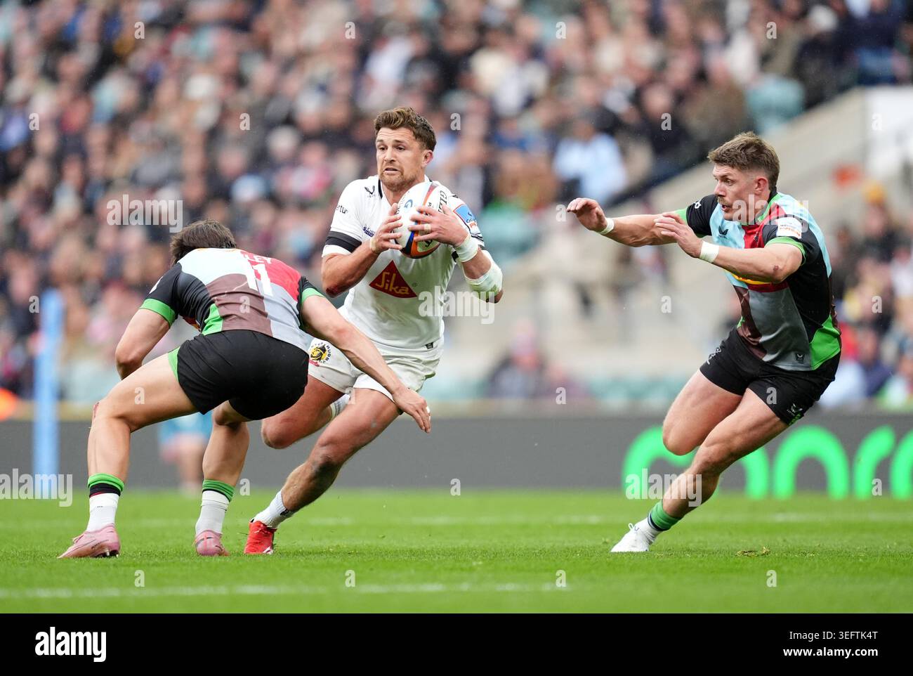 Exeter Chiefs' Henry Slade (centre) on the ball during the Gallagher ...