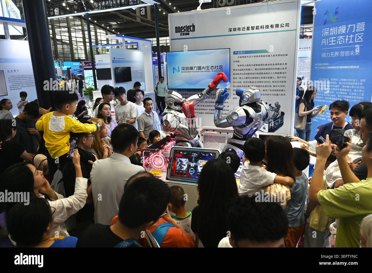 The visitors watching the robots of Shenzhen Qianxing Intelligent ...