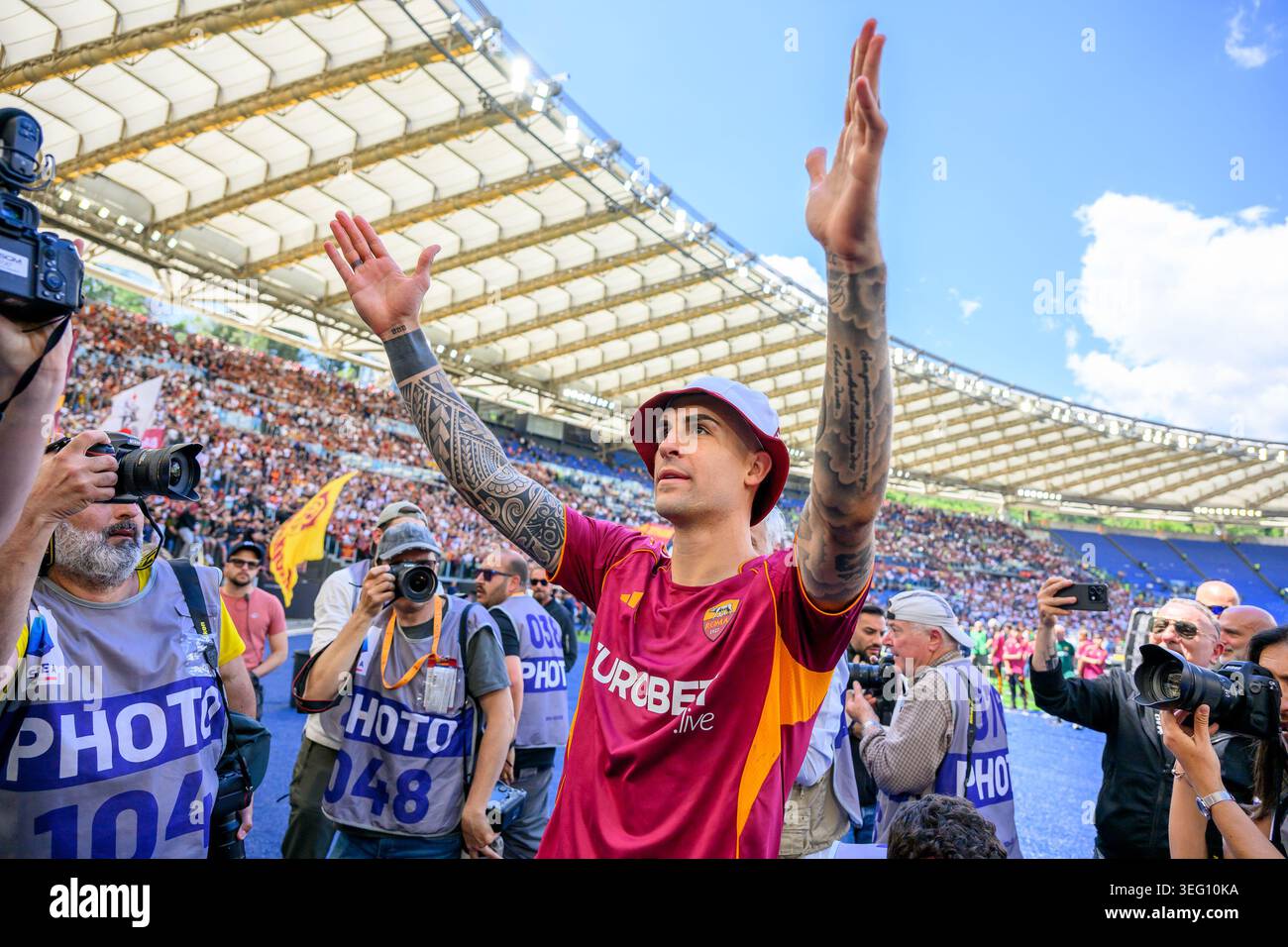 Rome, Italy. 17th May, 2026. Gianluca Mancini of AS Roma celebrates at the end of the Serie A 2025/2026 football match between AS Roma and SS Lazio at Stadio Olimpico in Rome (Italy), May 17, 2026. Credit: Insidefoto/Alamy Live News Stock Photo