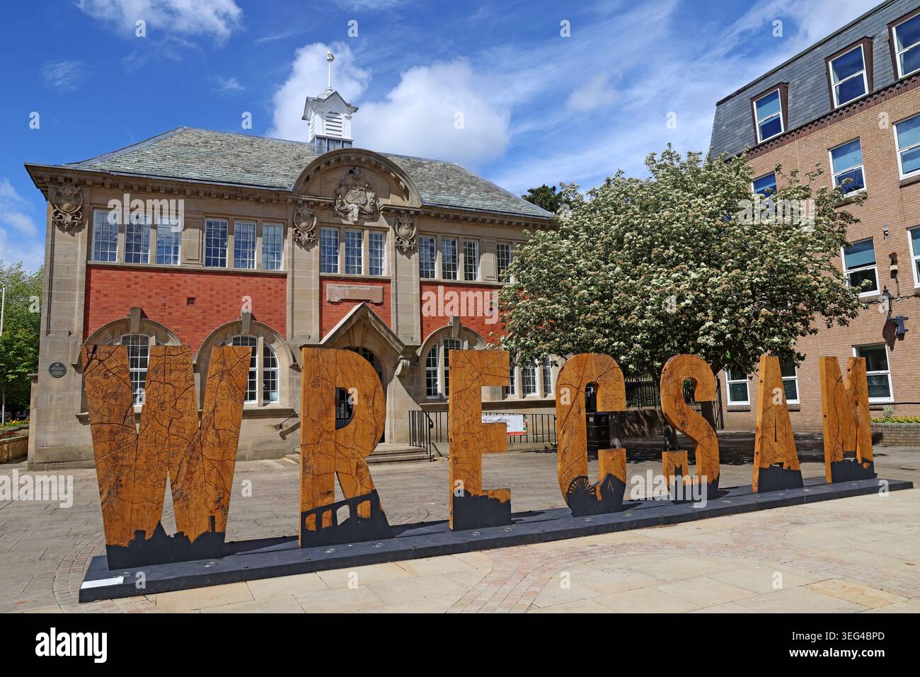 WRECSAM landmark sculpture in Queen’s Square with Wrexham’s restored Old Carnegie Library behind it. Stock Photo