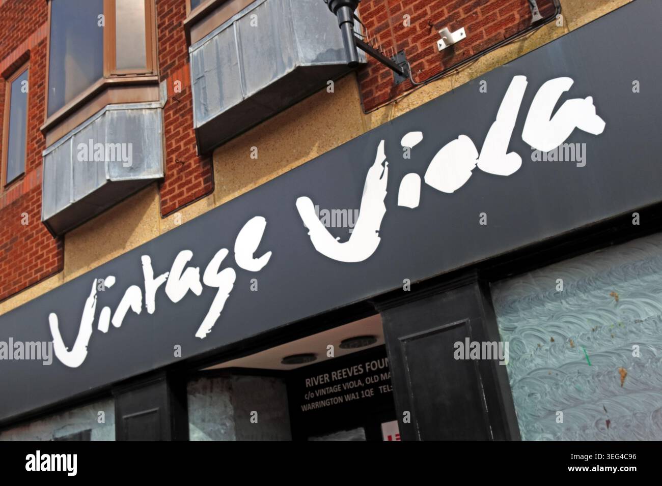 Vintage Viola charity shopfront in Golden Square, Warrington, linked to the River Reeves Foundation and Viola Beach legacy., reuse, recycle Stock Photo