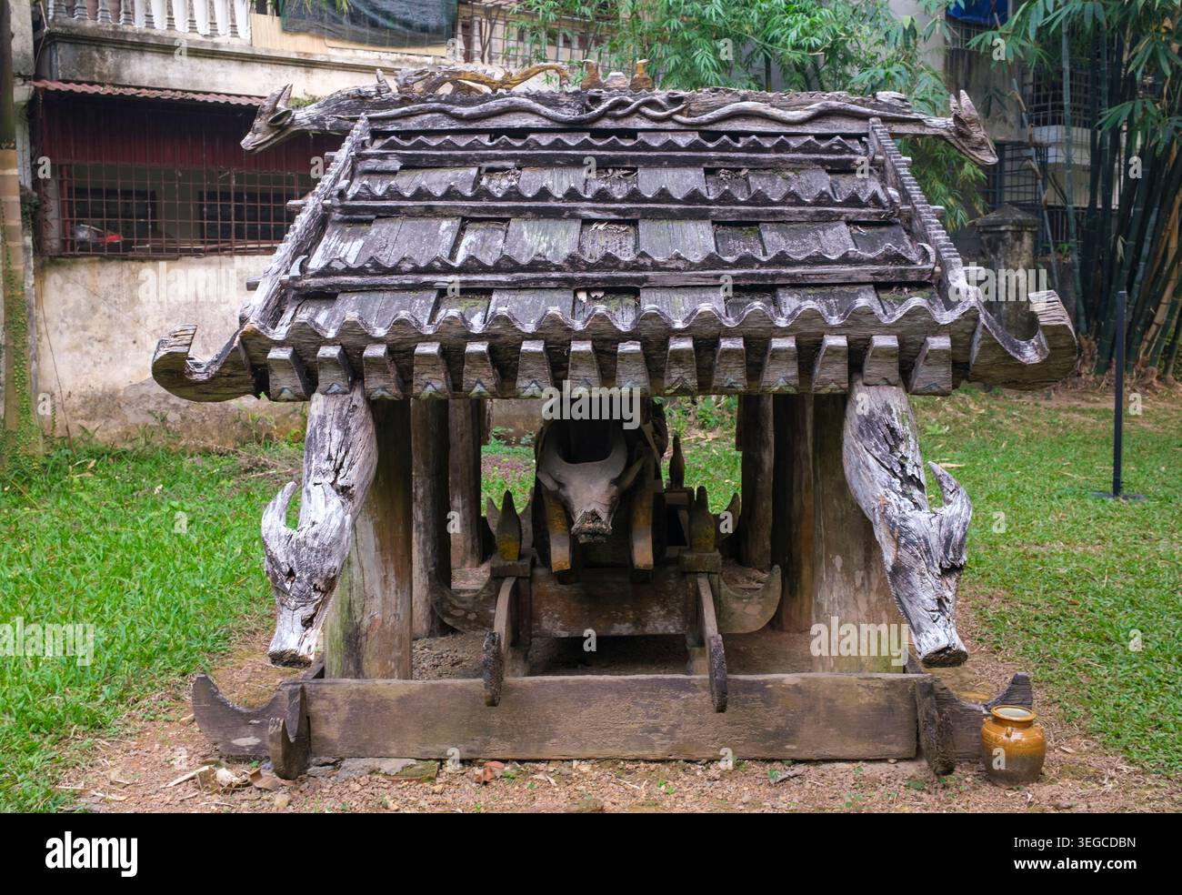 Vietnam: A Co Tu (Katu) tomb in the garden of the Vietnam Museum of Ethnology, Hanoi.  The Katuic people (also Co Tu, Ca Tang) are a small ethnic group who live in eastern Laos and central Vietnam. Numbered among the Katuic peoples, they speak a Mon-Khmer language. Stock Photo
