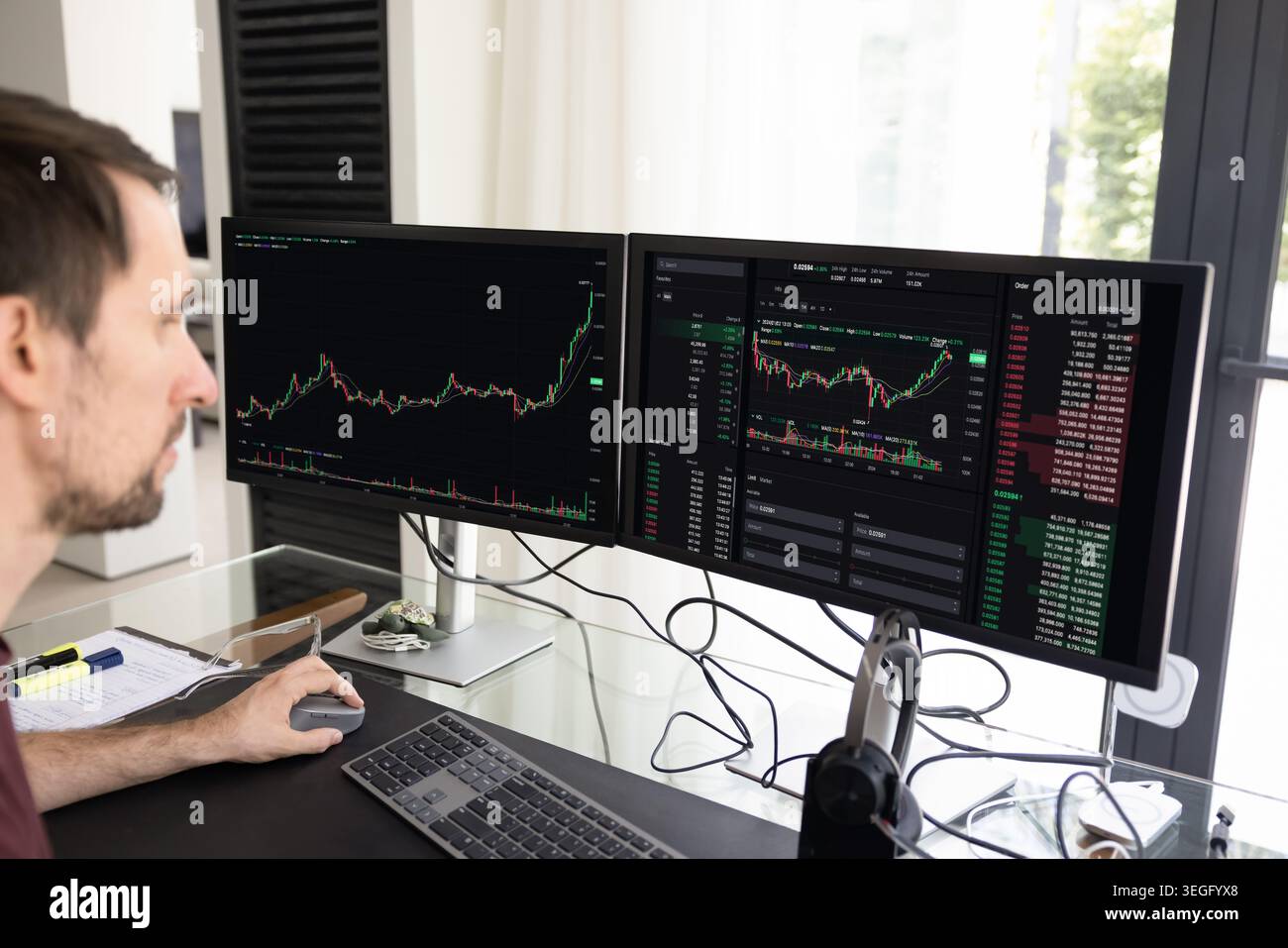 Man analyzing stock market charts on computer Stock Photo