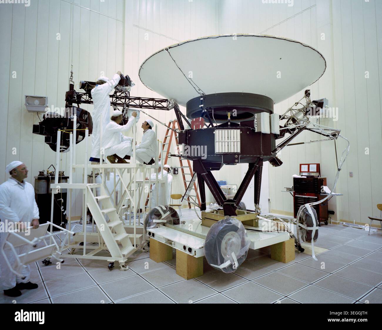 Editorial use only  Engineers working on NASA's Voyager 2 spacecraft on 23rd March 1977. Two Voyager spacecraft (Voyager 1 and Voyager 2) were launche Stock Photo