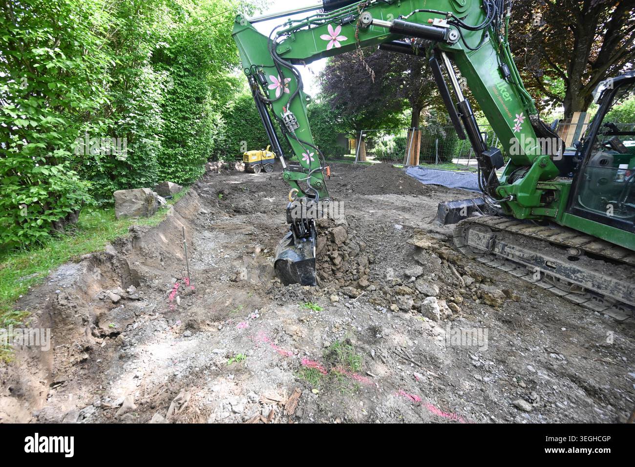 PRODUCTION - 19 May 2026, Baden-Württemberg, Nufringen: An excavator ...