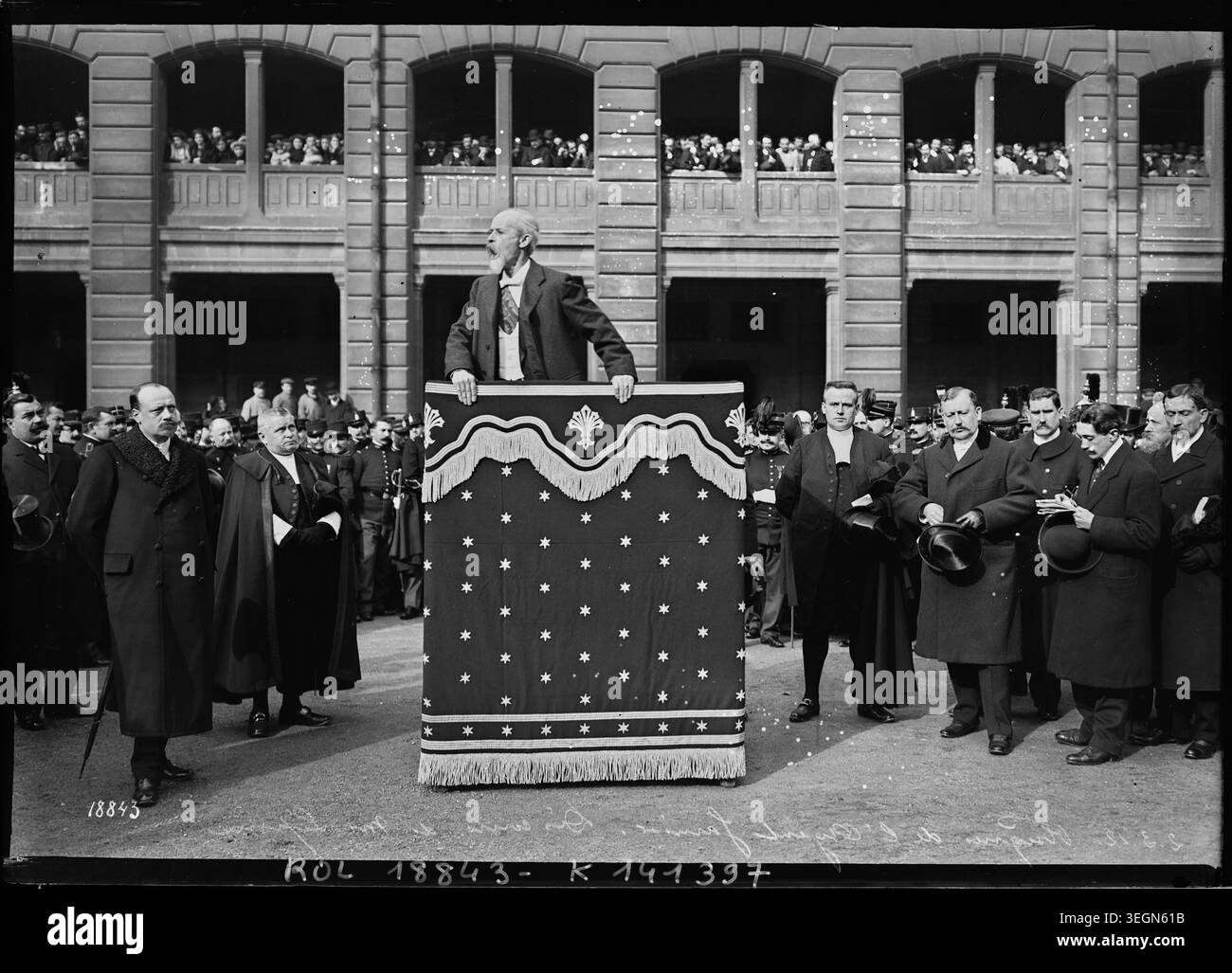 Louis Lépine delivers a speech at the funeral of agent Garnier in Paris on 2 March 1912. The press photograph records Edwardian-era French funerary rites, official eulogies, and ceremonial procedures. Press photograph. Stock Photo
