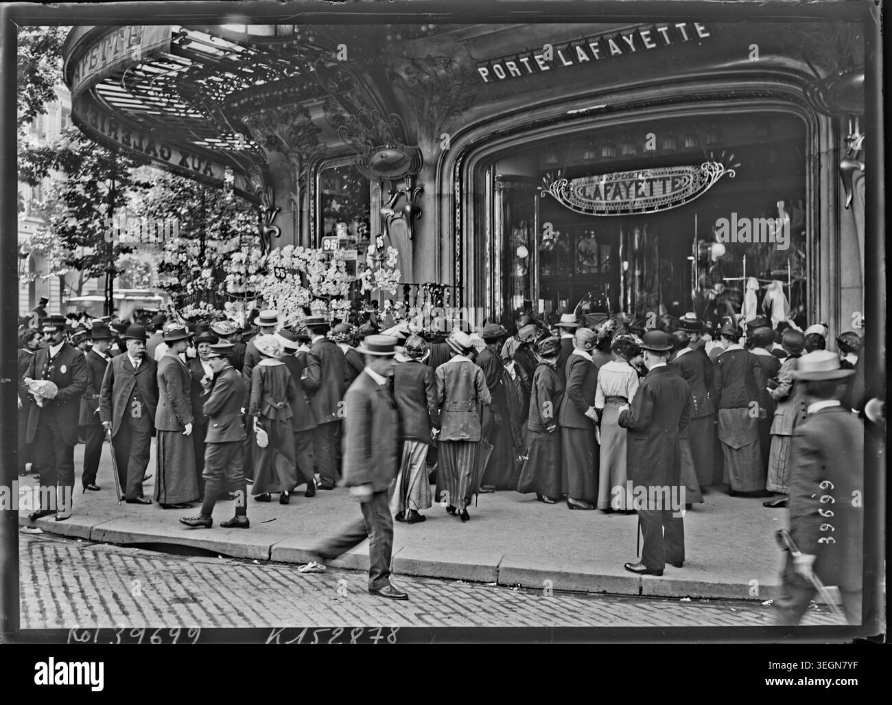 Galeries lafayette paris Black and White Stock Photos & Images - Alamy