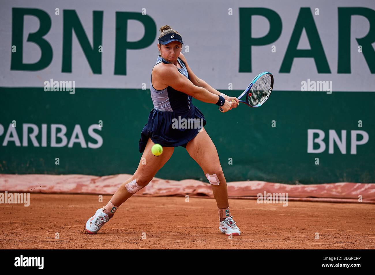 Paris, Ile-De-France, France. 20th May, 2026. Mary Stoiana of United States returns with backhand to Matilde Jorge of Portugal during the French Open at Roland Garros - Tennis Grand Slam, 20.5.2026 in Paris (Roland Garros), France - Photo: Mathias Schulz (Credit Image: © Mathias Schulz/ZUMA Press Wire) EDITORIAL USAGE ONLY! Not for Commercial USAGE! Stock Photo