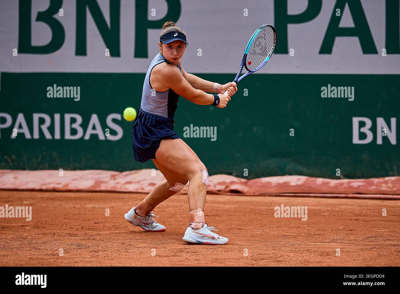 Paris, Ile-De-France, France. 20th May, 2026. Mary Stoiana of United States returns with backhand to Matilde Jorge of Portugal during the French Open at Roland Garros - Tennis Grand Slam, 20.5.2026 in Paris (Roland Garros), France - Photo: Mathias Schulz (Credit Image: © Mathias Schulz/ZUMA Press Wire) EDITORIAL USAGE ONLY! Not for Commercial USAGE! Stock Photo