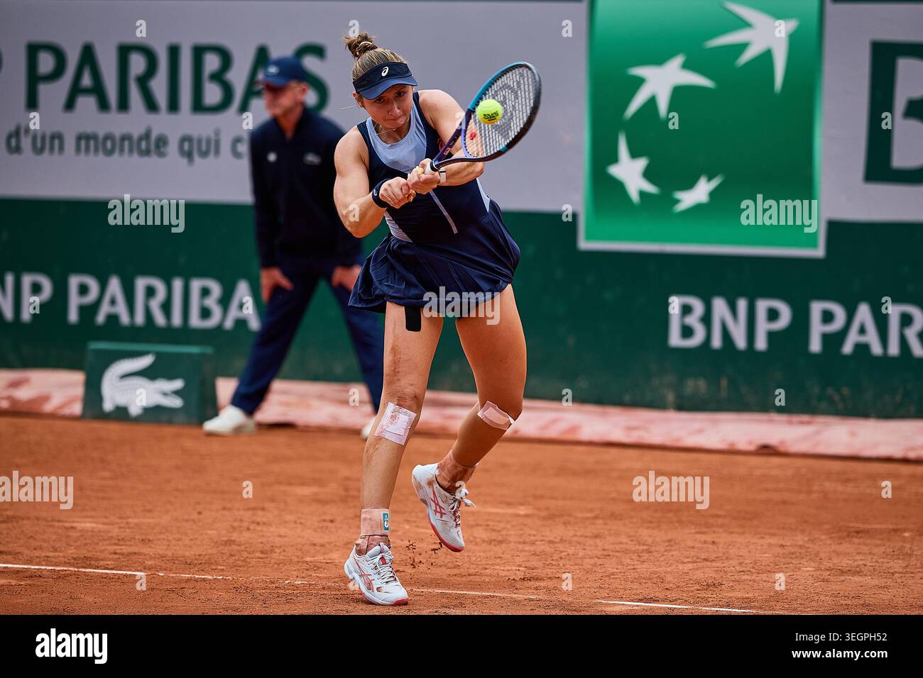 Paris, Ile-De-France, France. 20th May, 2026. Mary Stoiana of United States returns with backhand to Matilde Jorge of Portugal during the French Open at Roland Garros - Tennis Grand Slam, 20.5.2026 in Paris (Roland Garros), France - Photo: Mathias Schulz (Credit Image: © Mathias Schulz/ZUMA Press Wire) EDITORIAL USAGE ONLY! Not for Commercial USAGE! Stock Photo