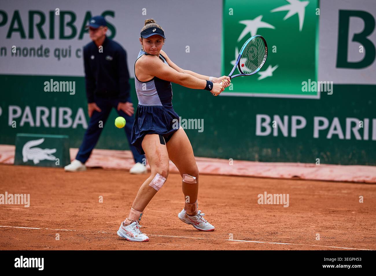 Paris, Ile-De-France, France. 20th May, 2026. Mary Stoiana of United States returns with backhand to Matilde Jorge of Portugal during the French Open at Roland Garros - Tennis Grand Slam, 20.5.2026 in Paris (Roland Garros), France - Photo: Mathias Schulz (Credit Image: © Mathias Schulz/ZUMA Press Wire) EDITORIAL USAGE ONLY! Not for Commercial USAGE! Stock Photo