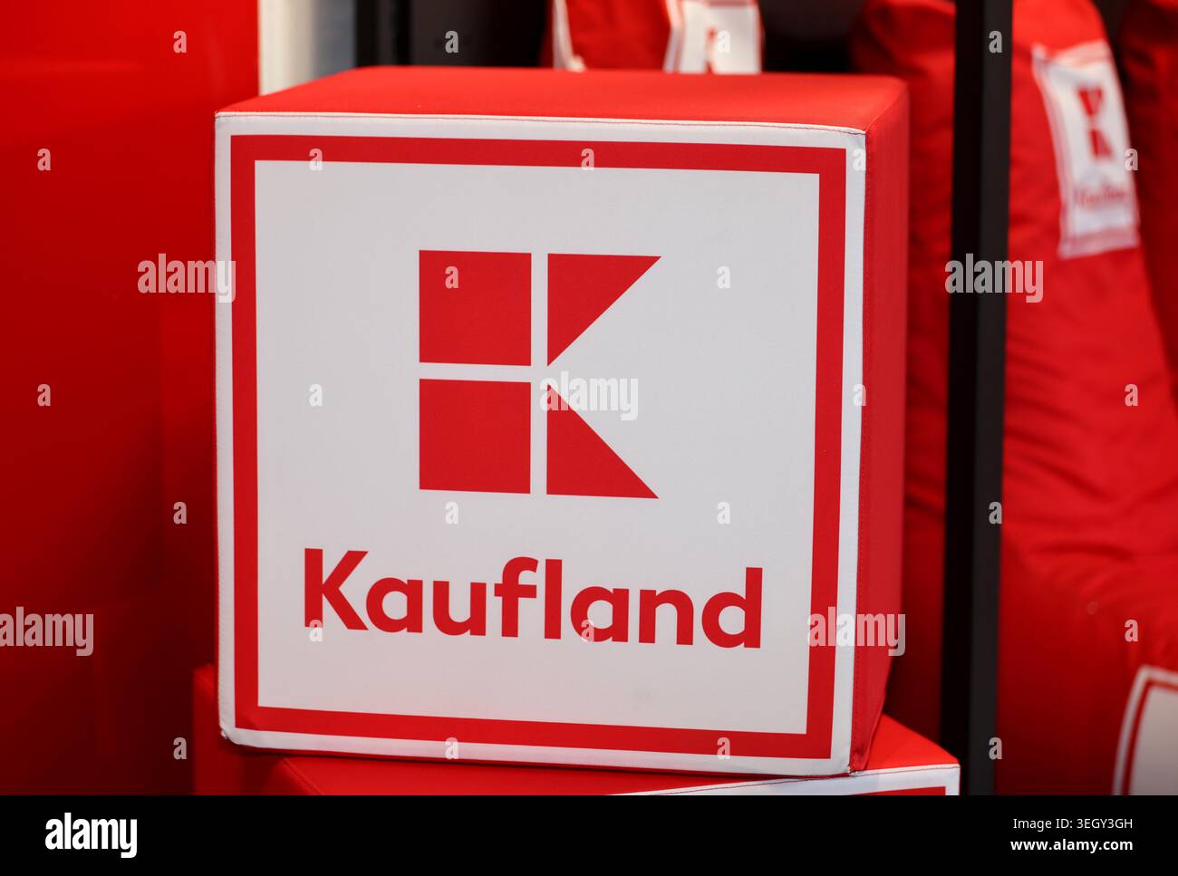 Bild Discounter DSV Sommereinkleidung 2026 Hier im Bild ein Würfel mit dem Logo und ...