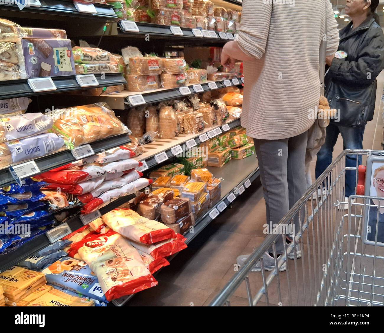 REWE-Einkauf zu Zeiten von Inflation. REWE-Einkauf in einem Supermarkt ...