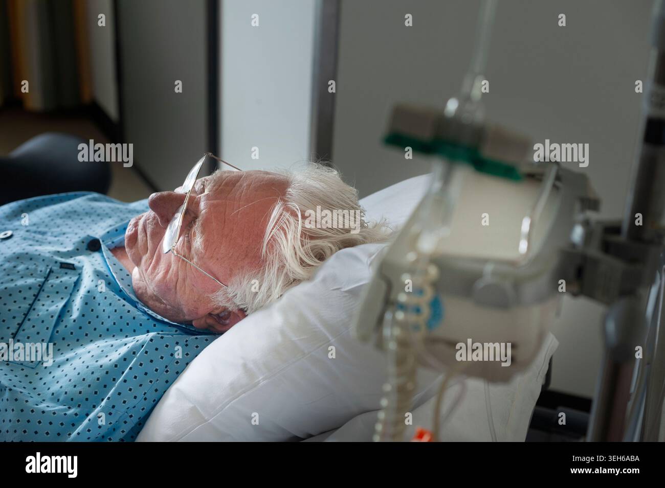 Elderly patient in hospital bed hi-res stock photography and images - Alamy
