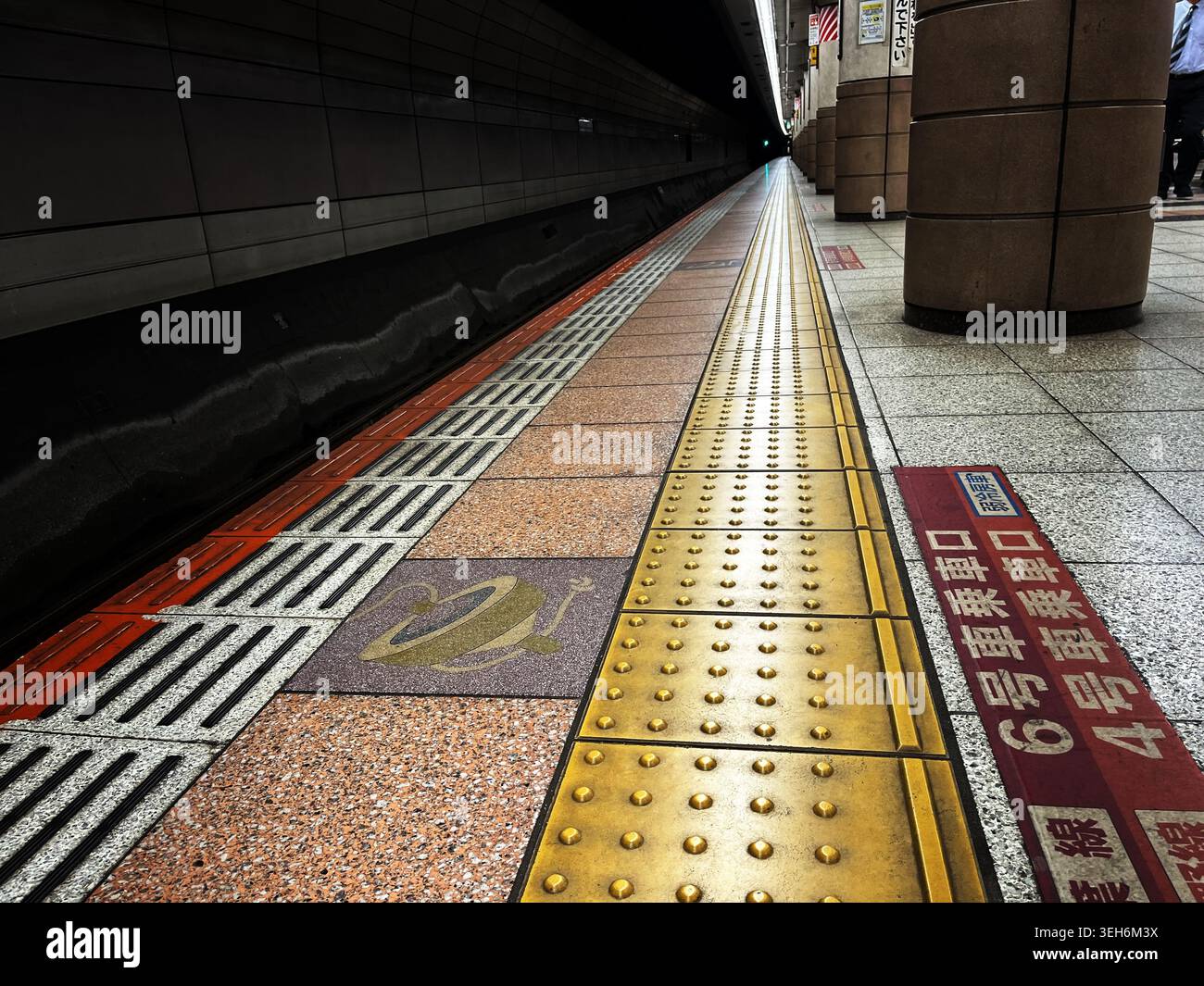 Japanese platform markings hi-res stock photography and images - Alamy