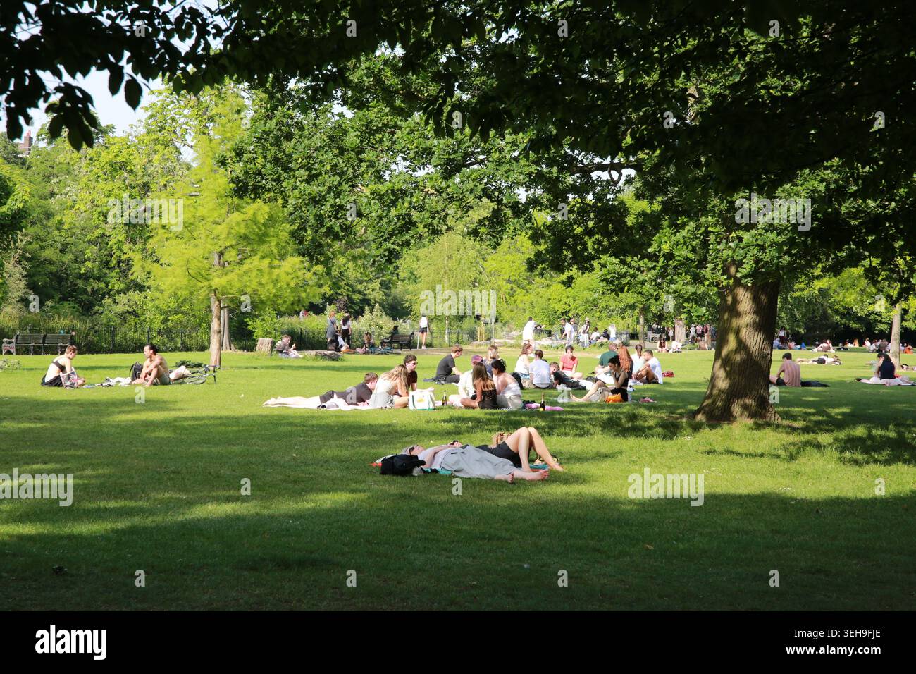 London, UK. 23 May 2026. UK Weather: People enjoy a warm and sunny afternoon in Clissold Park as temperatures reach 29C in the capital. Credit: Waldemar Sikora / Alamy Live News Stock Photo