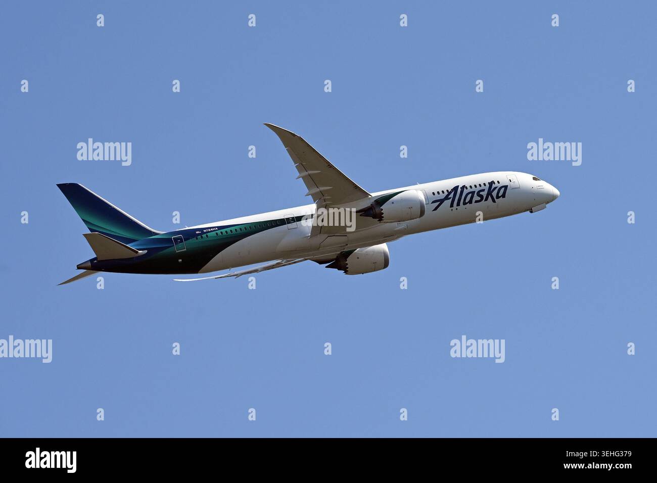 Alaska airlines embraer hi-res stock photography and images - Alamy