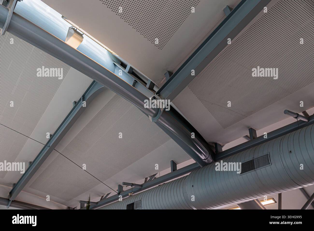 Industrial ceiling exposed beams hi-res stock photography and images ...