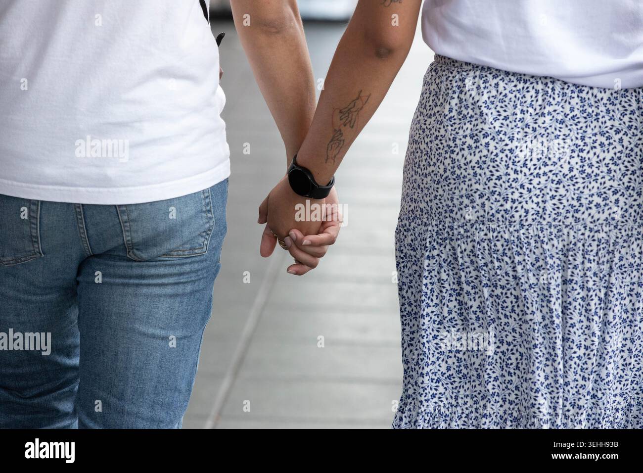 Street candid interaction hi-res stock photography and images - Alamy