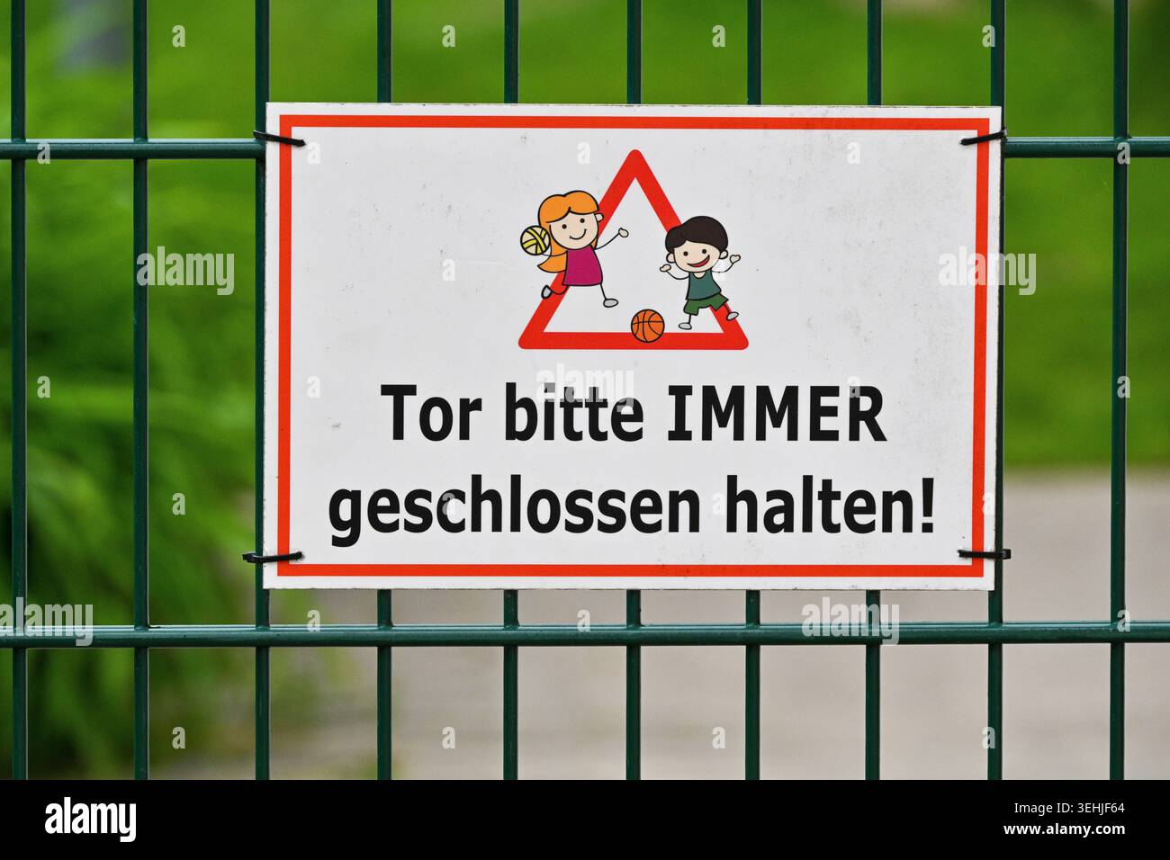 Tor geschlossen halten Blick auf ein Schild an einem Gartentor bitte ...