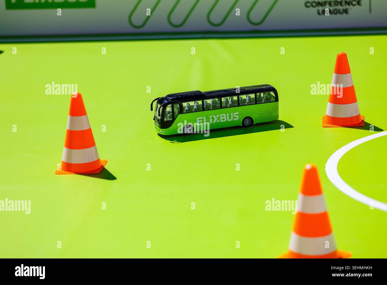 Flixbus Mini Fussball, Flixbus im Slamom um Kegel herum, GER, Fanfest ...