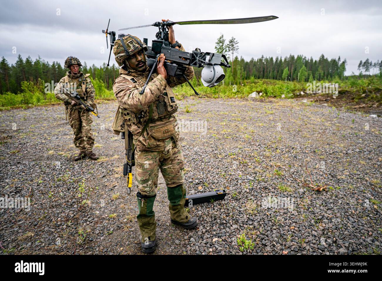 British Army soldiers from 3 Rifles carry a single-rotor helicopter ...