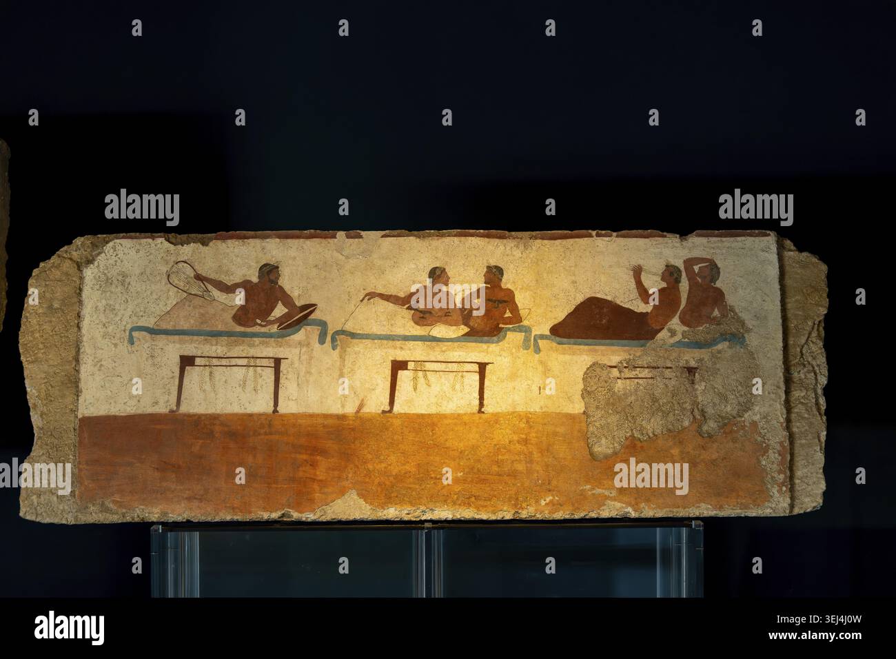 Auf Sofas liegende Figuren in der antiken Malerei Stock Photo