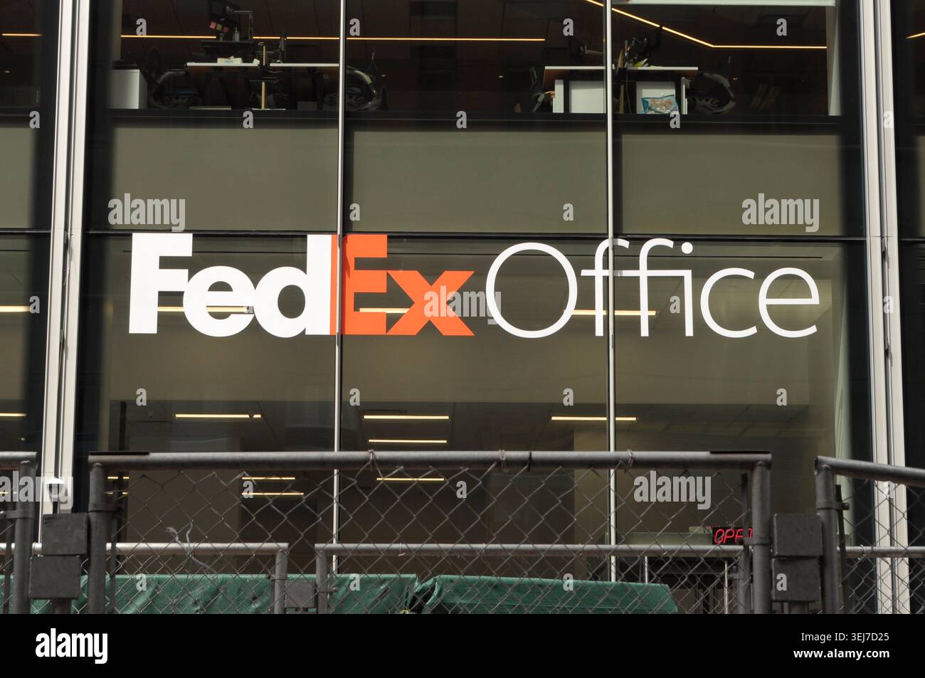 Fedex office logo hi-res stock photography and images - Page 2 - Alamy