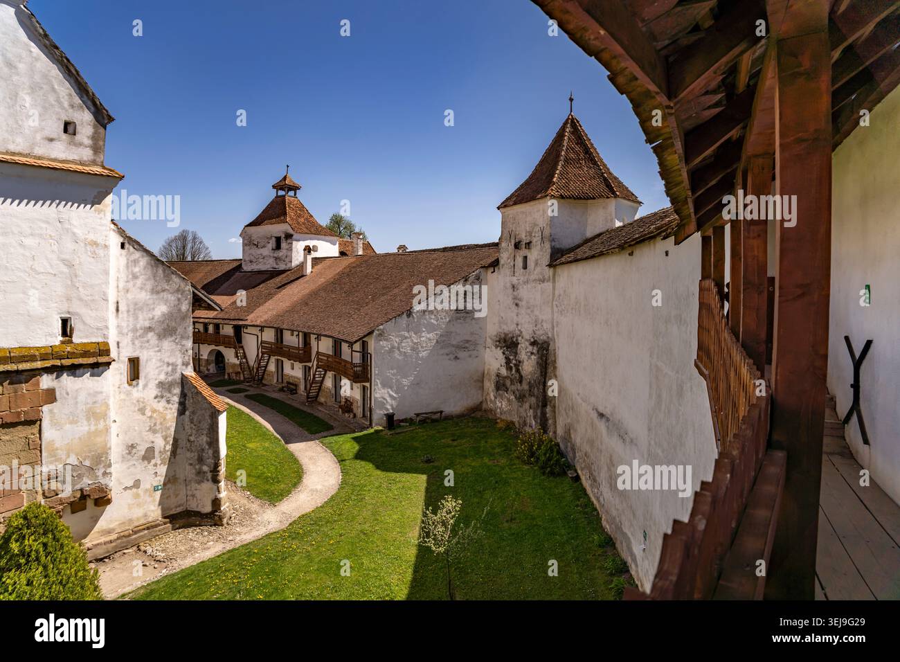 Innenhof und Mauer der Kirchenburg in Harman oder Honigberg, Siebenbürgen, Rumänien  |  The Harman or Honigberg fortified church Courtyard and wall in Stock Photo