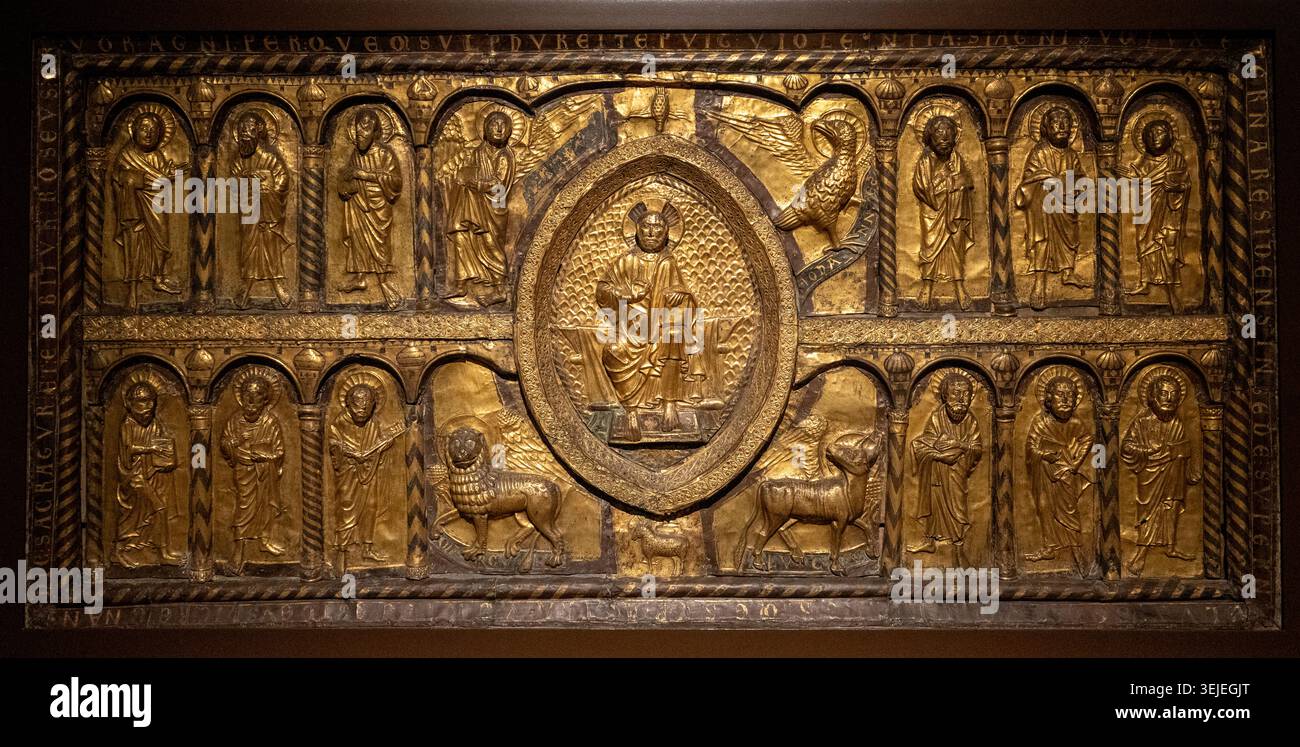 Medieval altar panel hi-res stock photography and images - Alamy