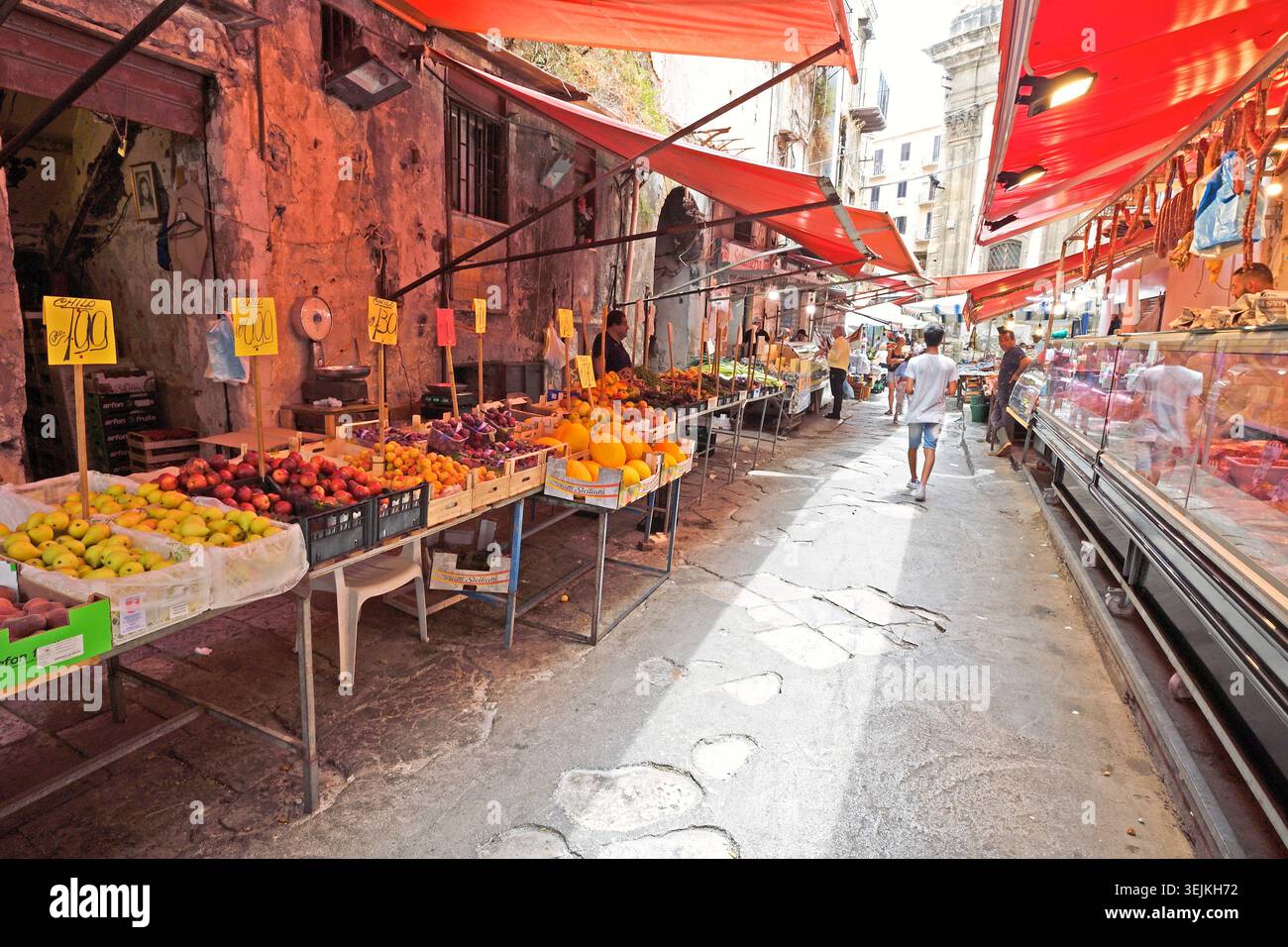 Typical market stalls in narrow streets, Ballaro Market, Palermo Stock Photo