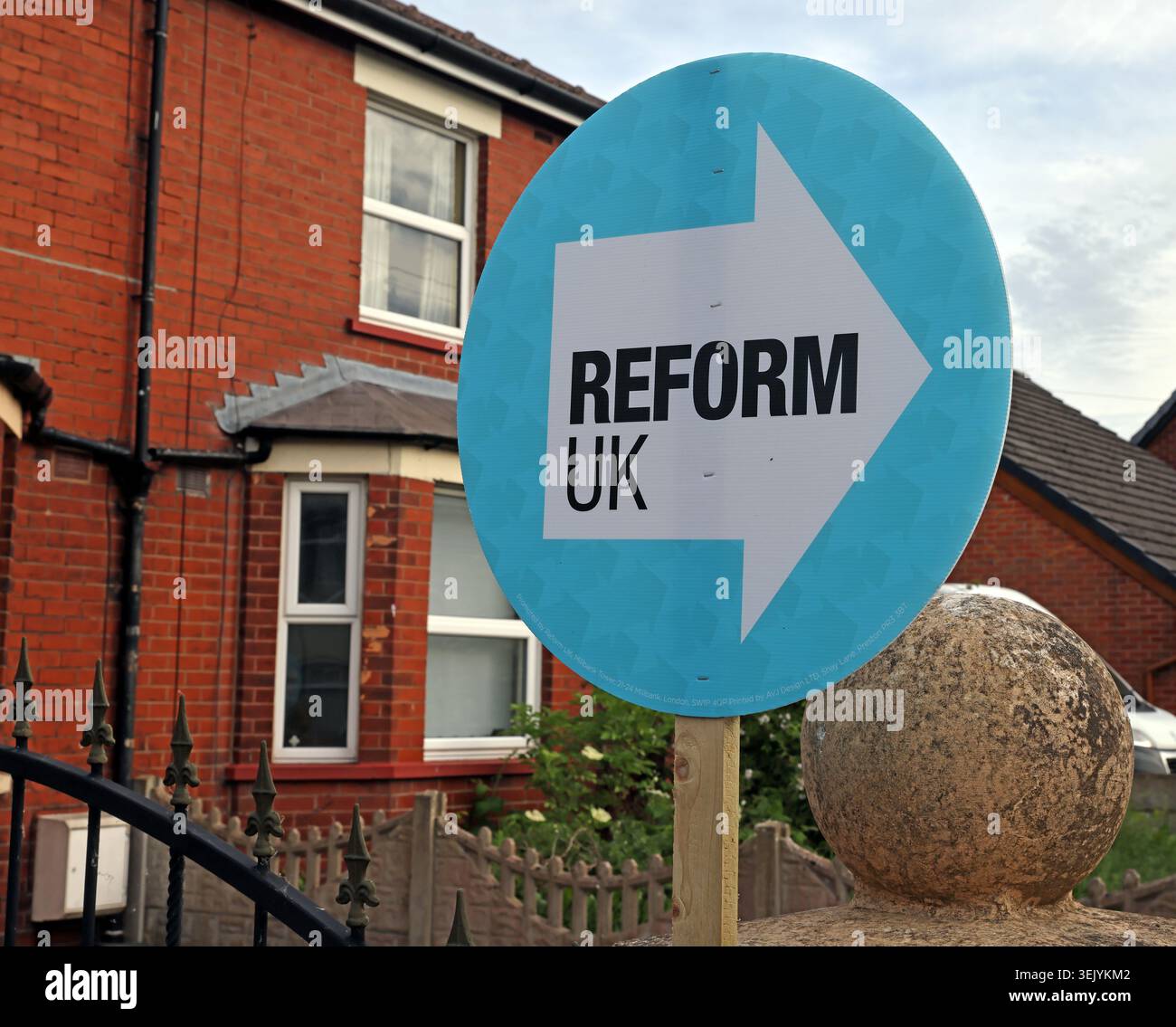 Teal Blue Reform UK arrow sign on an ordinary working-class street as Robert Kenyon challenges Andy Burnham in Makerfield. Stock Photo