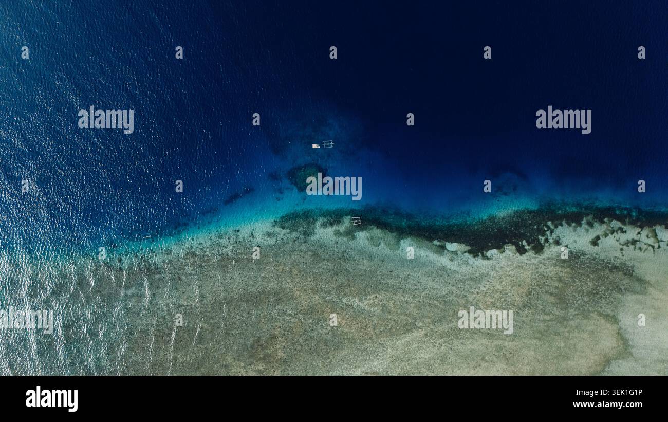 Blue ocean coral view boat hi-res stock photography and images - Alamy