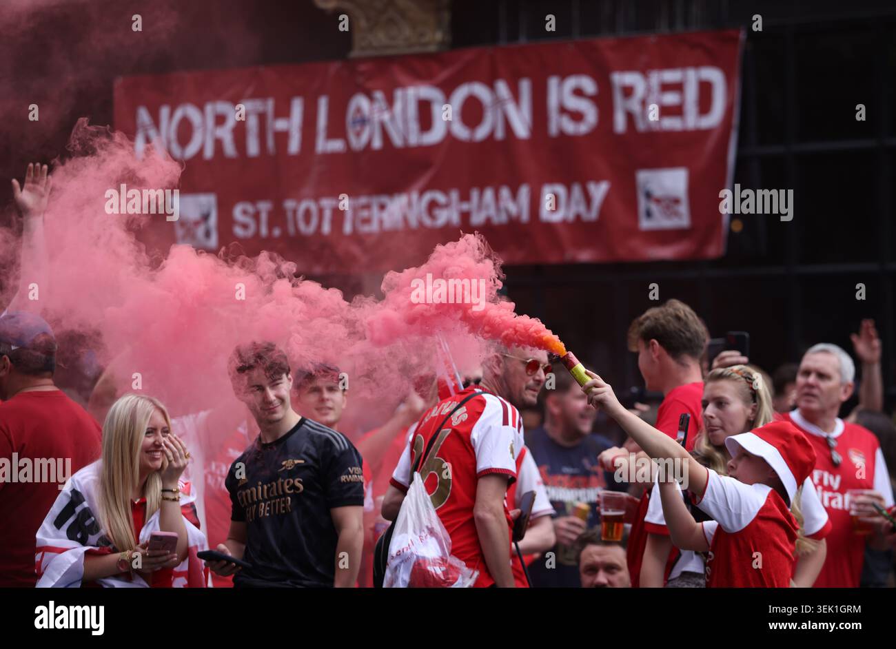 arsenal-fans-in-finsbury-park-before-a-victory-parade-to-celebrate