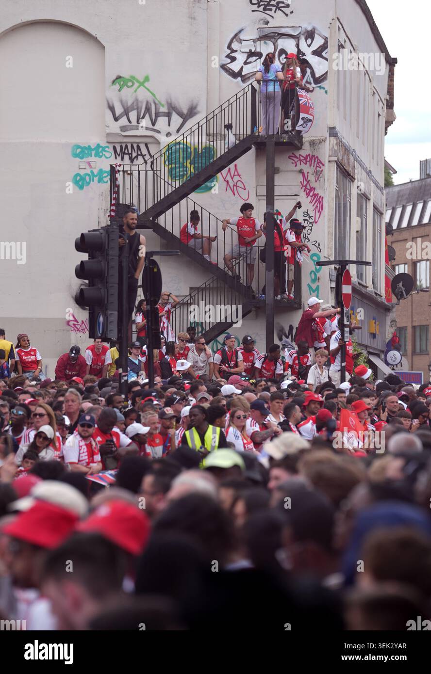 arsenal-wait-for-a-victory-parade-to-celebrate-their-club-winning-the