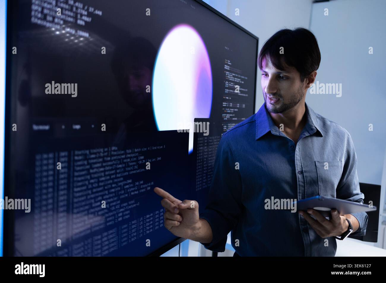 Latin Programming Instructor Explaining AI Training with Tablet On Digital Screen Stock Photo
