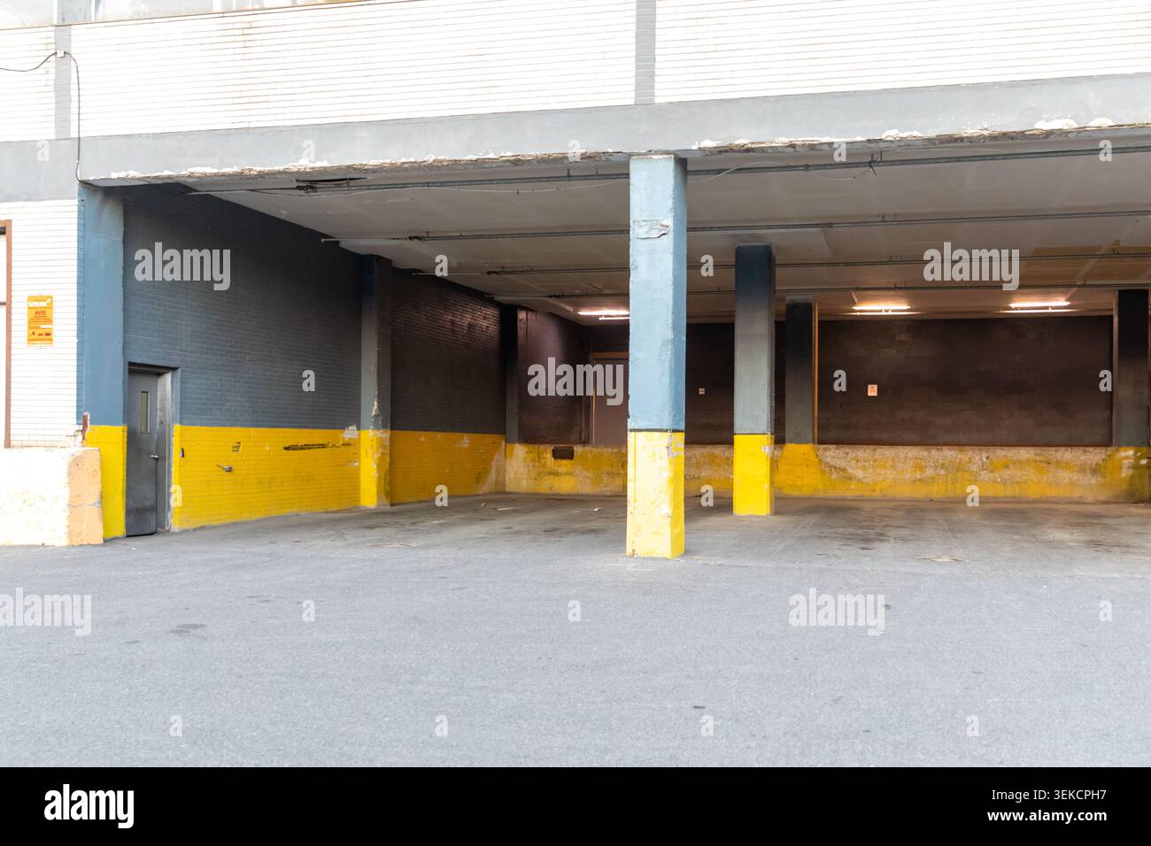 Loading Dock Space Loading column hi-res stock photography and images - Alamy